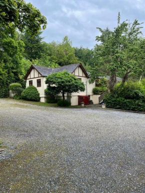 Looking Glass Cottage and Baskerville Retreat Cottage